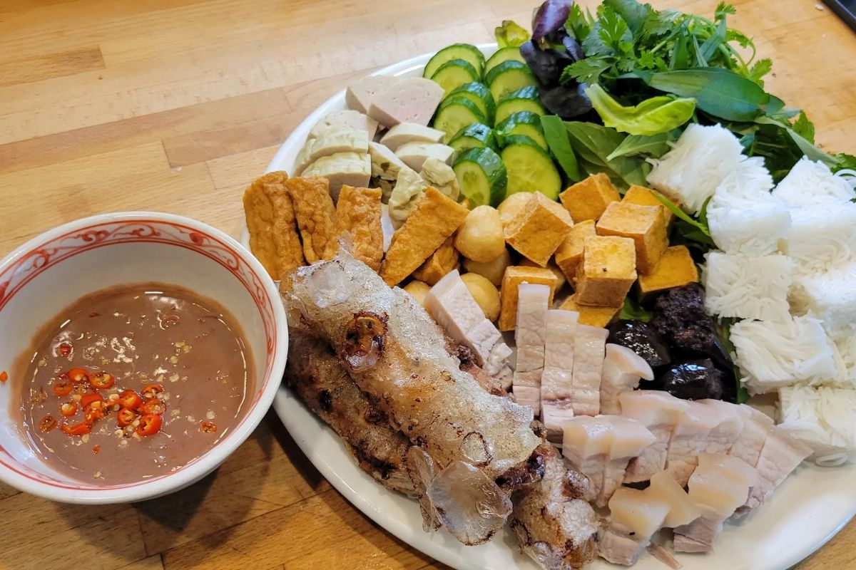 Bun dau mam tom in Hoang Dieu Street